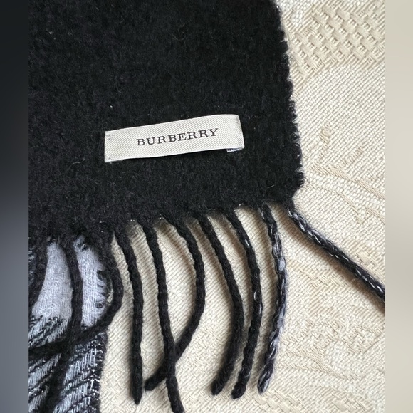 Burberry black and gray plaid 100% cashmere scarf with sparkly threading, unisex - Picture 3 of 7